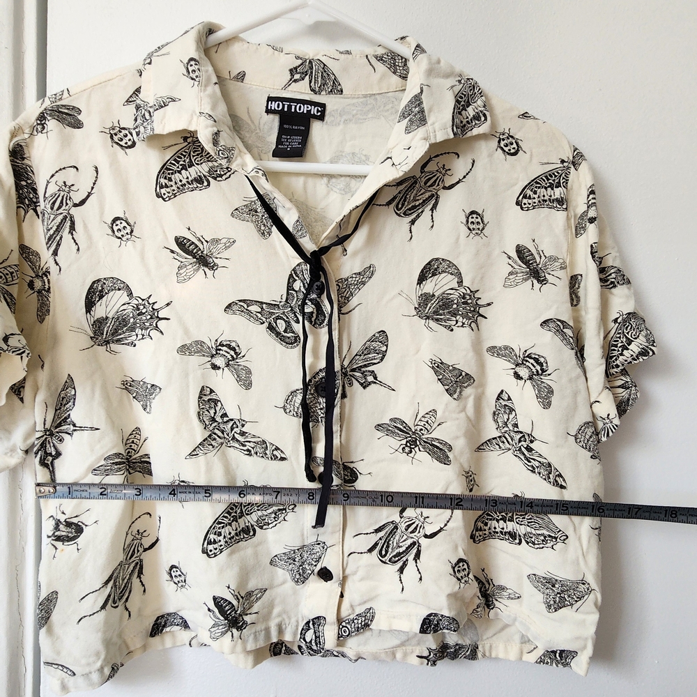 Hot Topic Cream Button Crop Shirt with Black Insect Print (sz small) - Picture 7 of 10